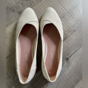Tom’s W9 cream flats